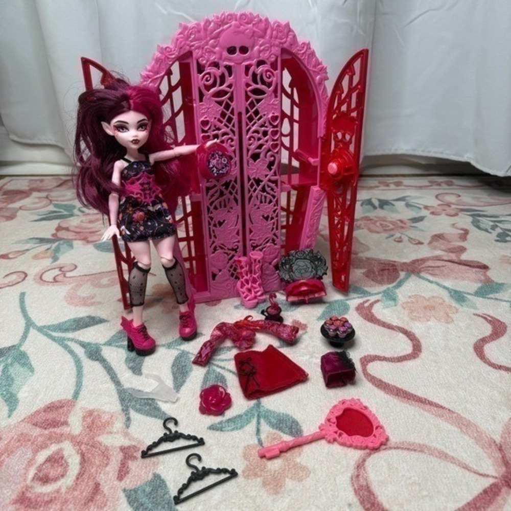 Monster High 2022 Skulltimate Secrets Garden Mysteries Playset Draculaura Doll